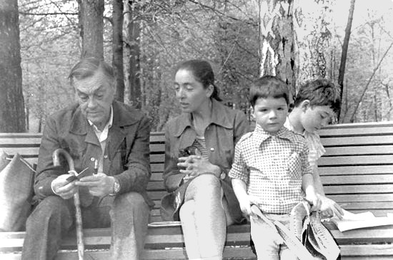 Арсений Тарковский, Лариса Миллер, ее дети Павел и Илья. Переделкино, 1978
